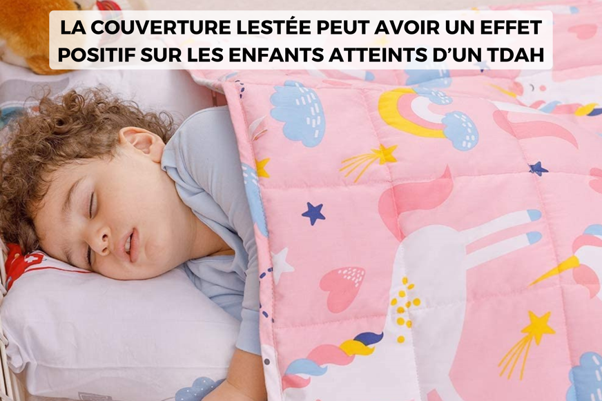enfant atteint de TDAH dormant avec une couverture lestée